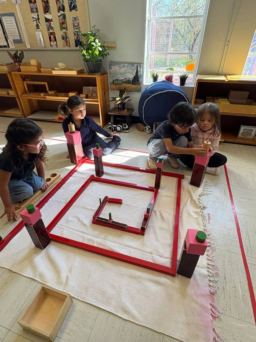 Niños construyen con las Barras Rojas y la Torre Rosa